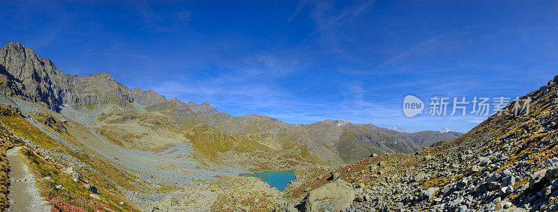 奇亚雷托湖(Lago Chiaretto)，位于蒙维索山脚，从扁德尔雷(Pian del Re)通往里富吉奥塞拉(Rifugio Sella)的小路上。意大利北部皮埃蒙特科提亚阿尔卑斯山(共缝6杆)